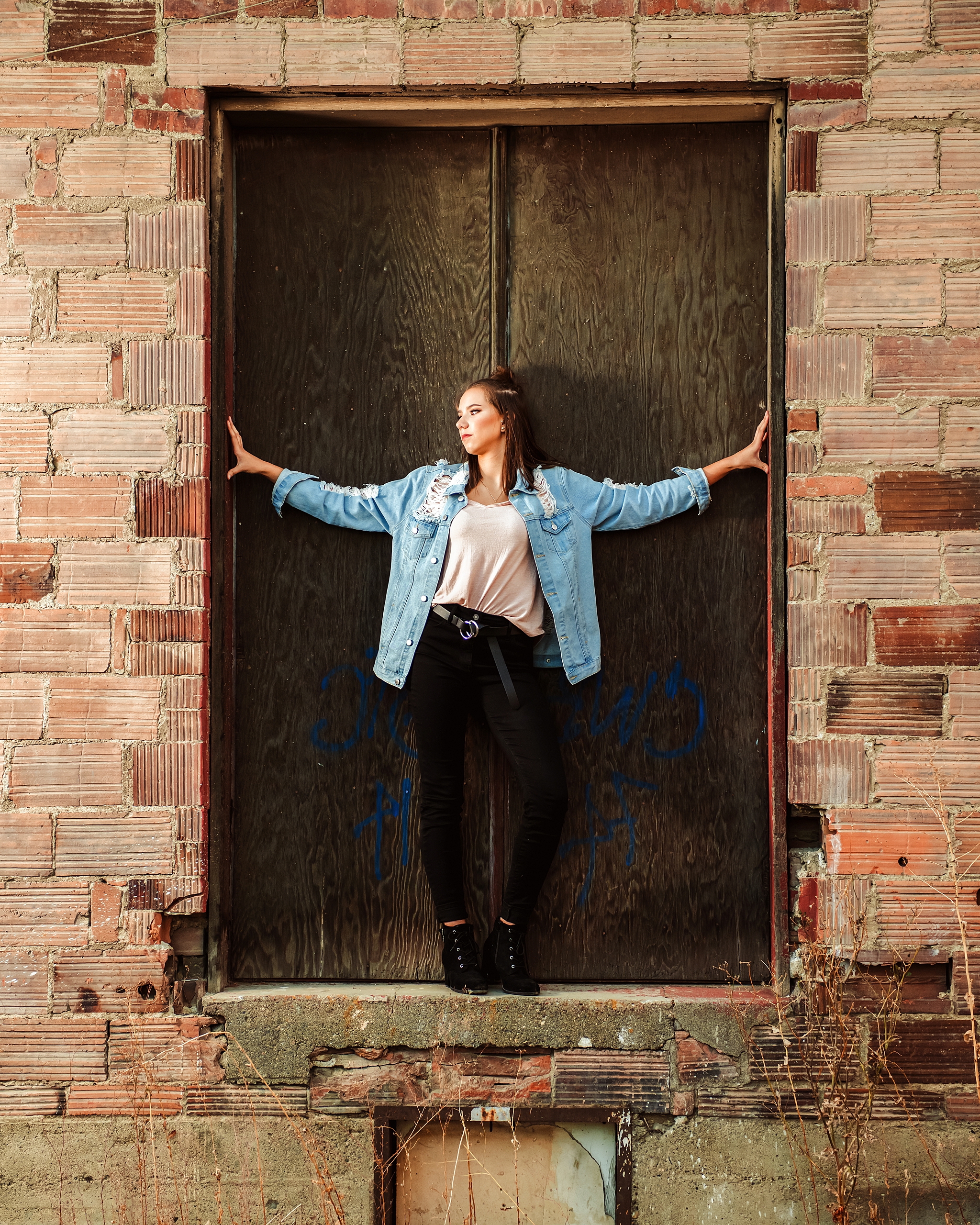 Girl leaning against brick wall at Roslyn Senior Portrait Location 