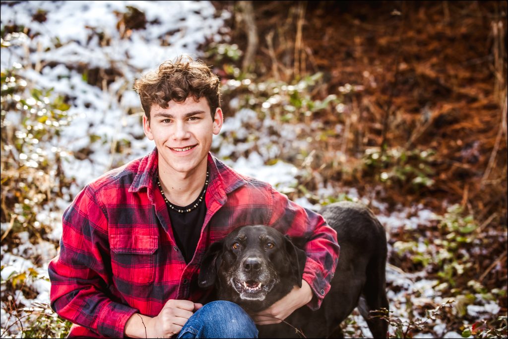 photo of young man and his dog by senior photographer in cle elum