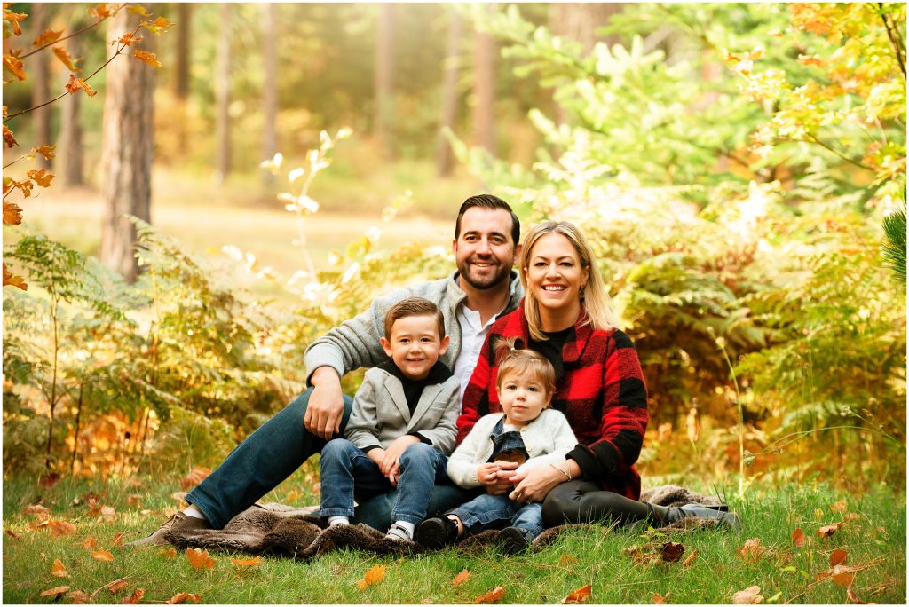 Parents with their two young children during fall Family Photos in Suncadia