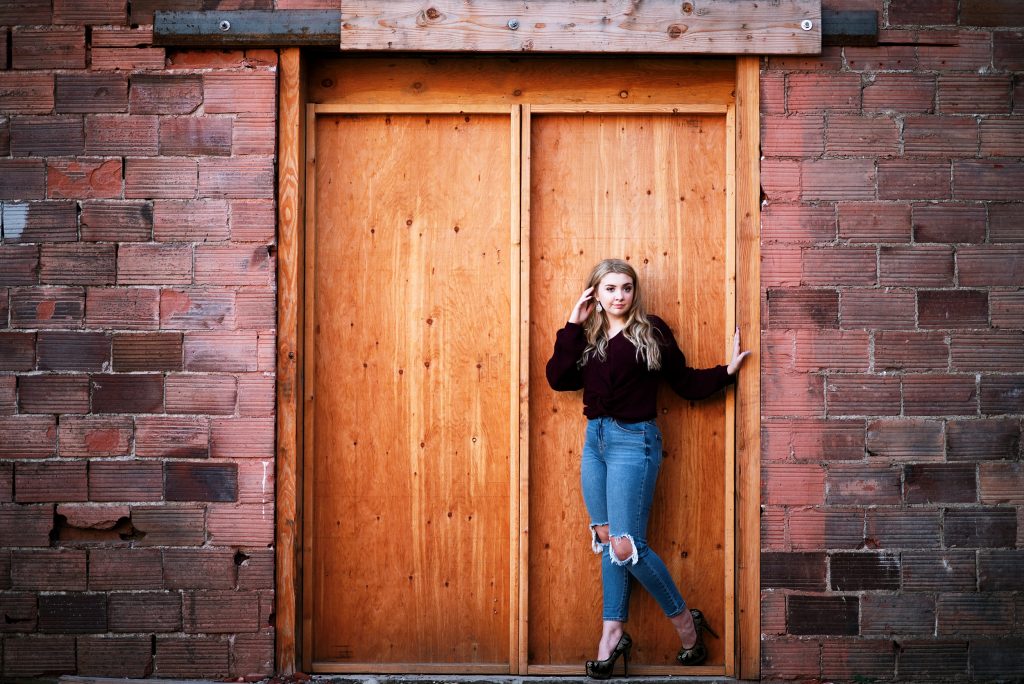 Cle Elum Senior Pictures of a pretty girl in front of a door