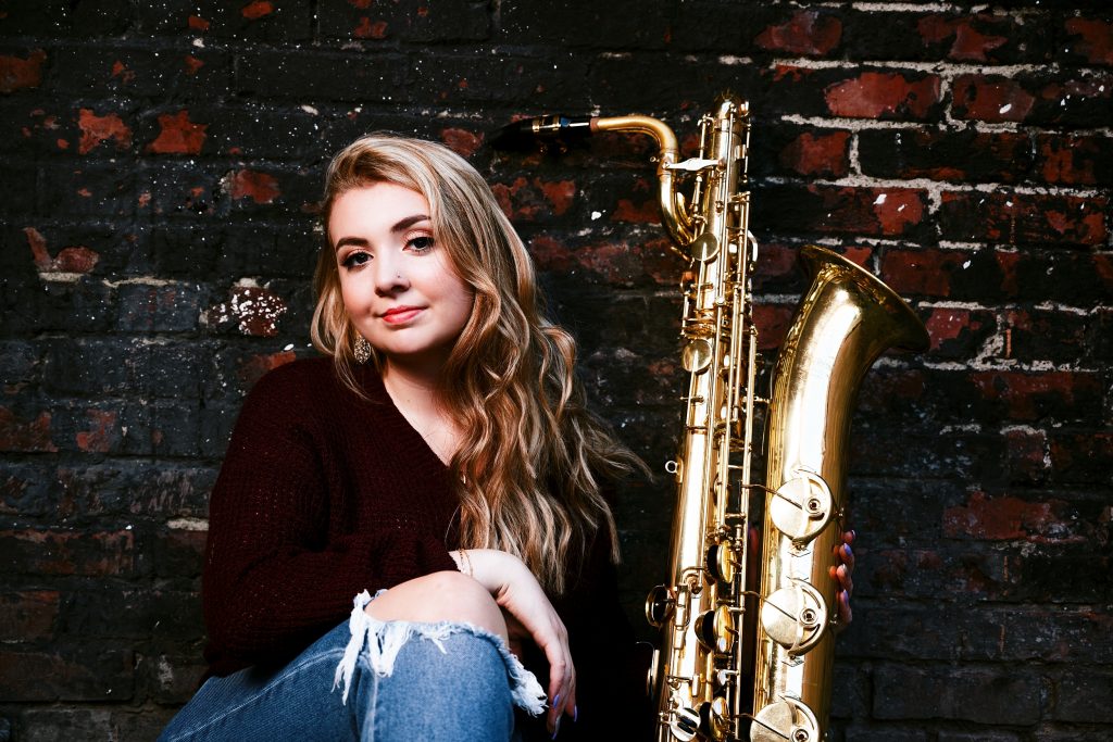 Cle Elum Senior Pictures of an edgy blonde woman with a saxaphone