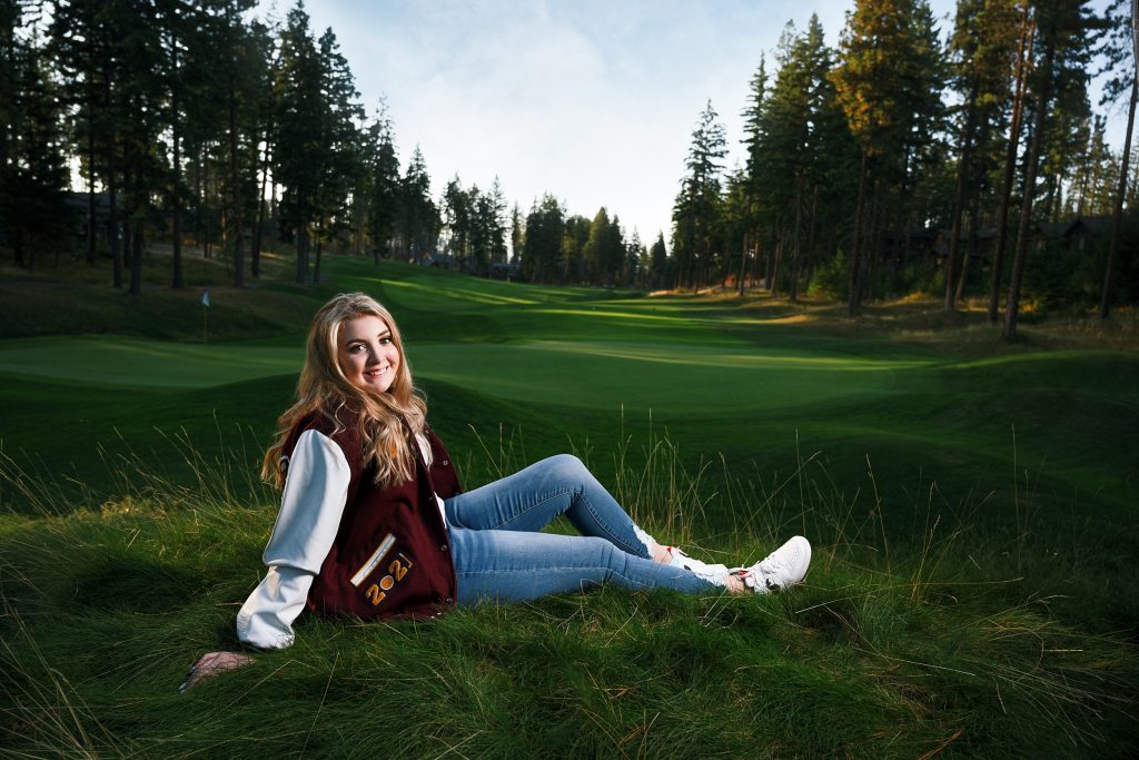 Cle Elum Senior Pictures of a pretty blonde young woman on a golf course