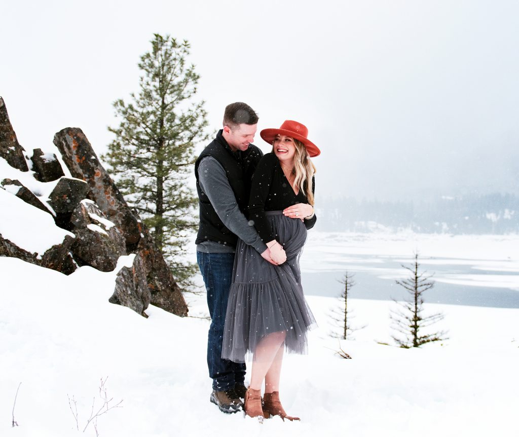 Ellensburg Photographer captures photo of couple posing in the snow on a mountain