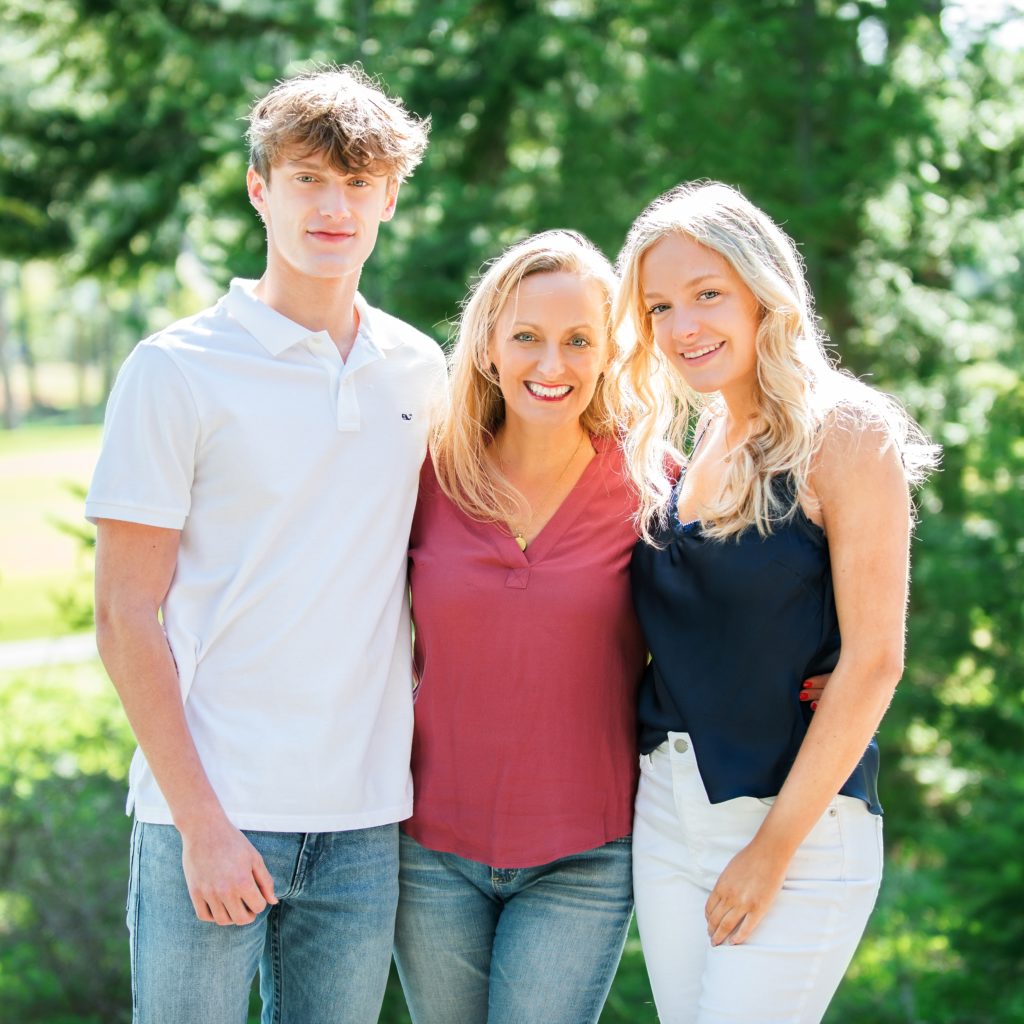 Family Photographer in Suncadia photographs beautiful mom with two teenage children