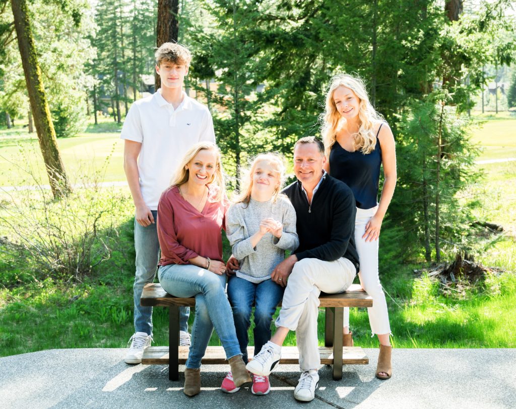 Family Photographer in Suncadia captures a family of five, two parents and three teenager children with their pet dog outdoors on a bench