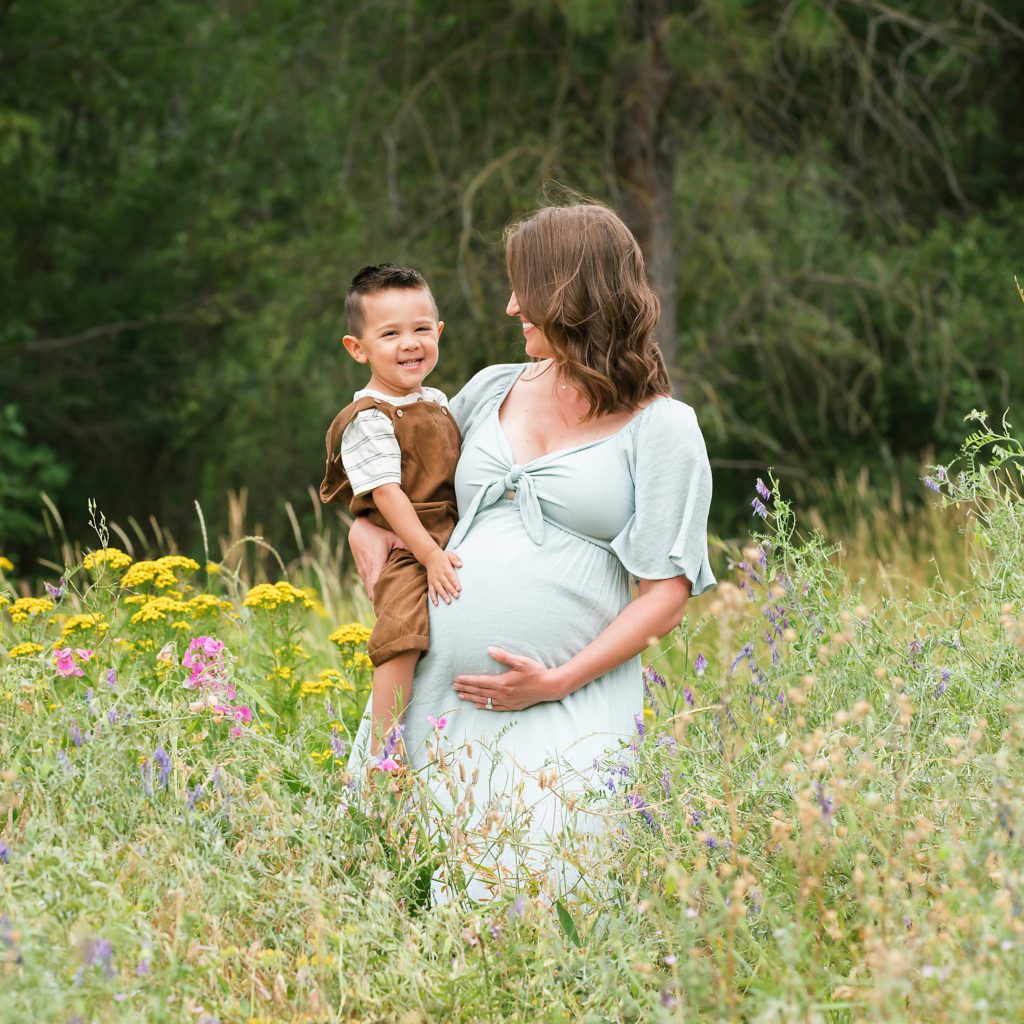 outdoor maternity photoshoot in Roslyn WA
